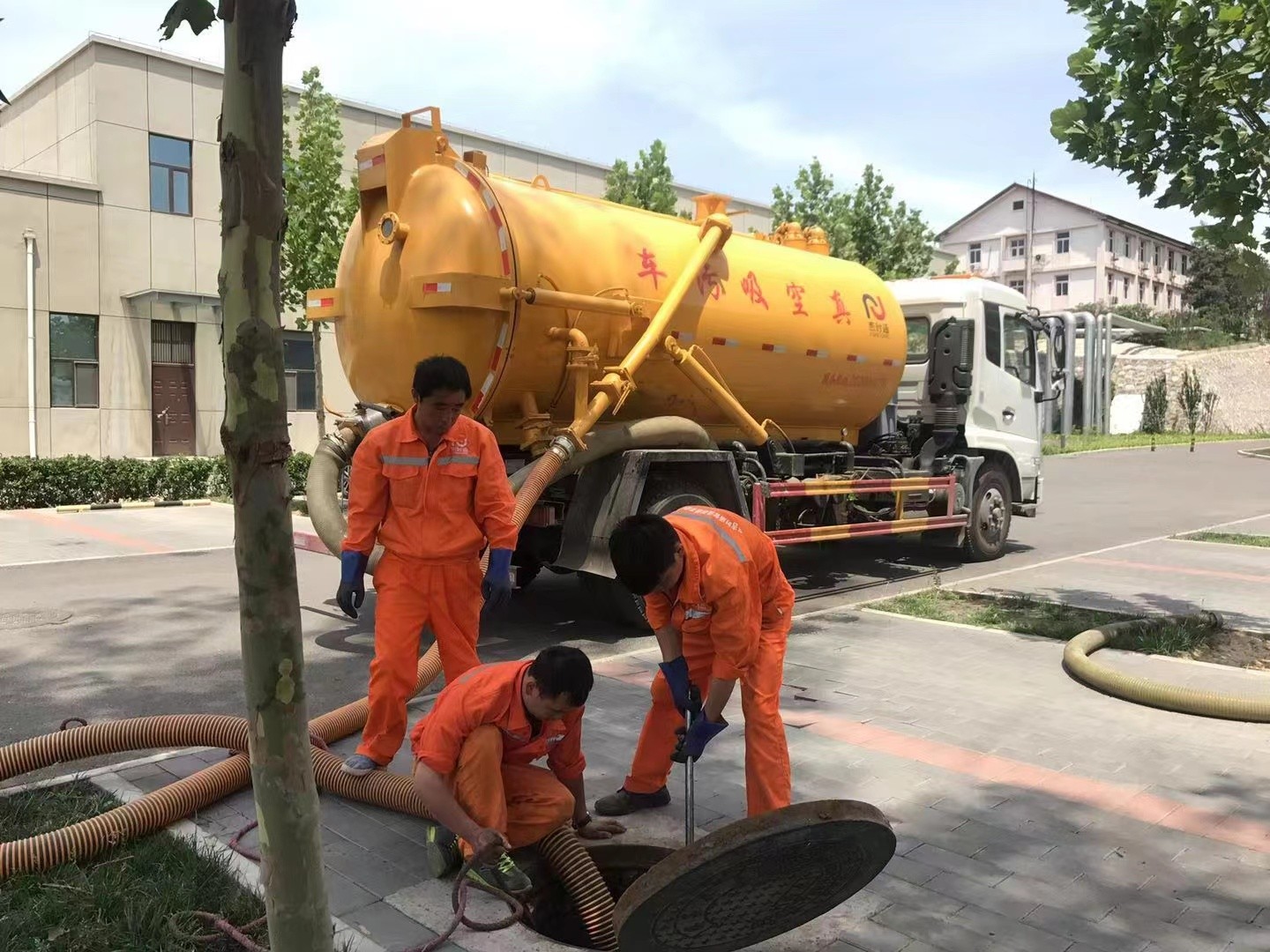 龙门镇管道疏通车停在窨井附近