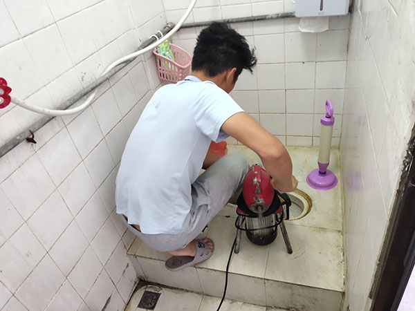 龙门镇管道堵塞冒臭气 专业师傅现场解决问题