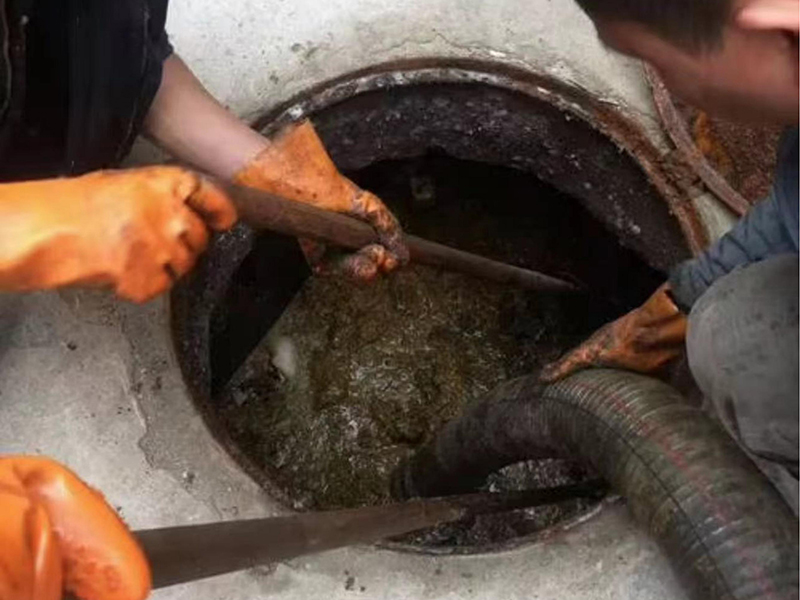 龙门镇清理化粪池时如何避免沼气的危害？